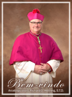 Bulletin Cover, BC_BostonArchbishop-elect_HenningJ2FullZoomPT, Welcome Archbishop-elect Henning, Portuguese