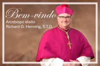 Bulletin Cover, BC_BostonArchbishop-elect_HenningJ2HorzPT, Welcome Archbishop-elect Henning, Portuguese